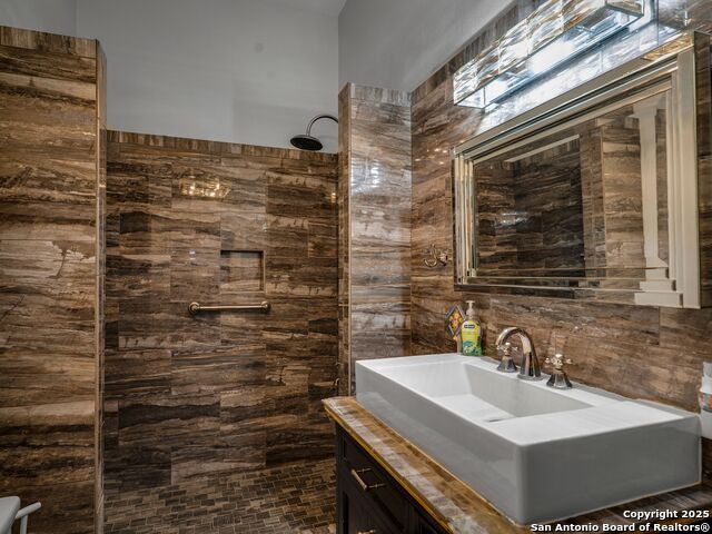 Listing photo id 17 for 240 Post Avenue