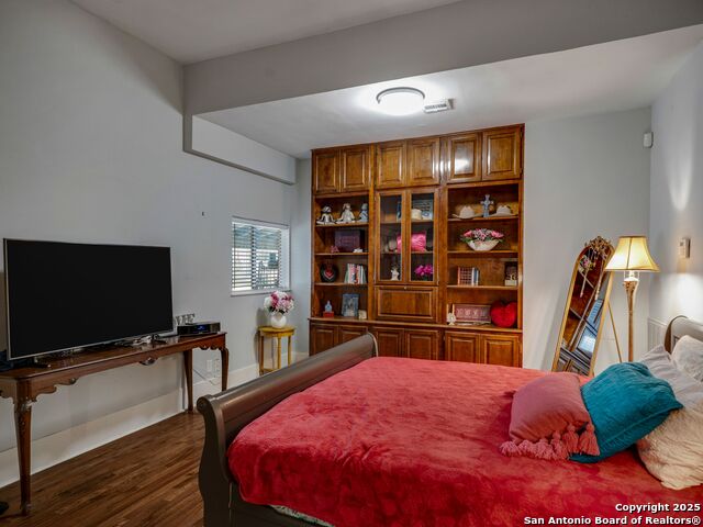 Listing photo id 18 for 240 Post Avenue