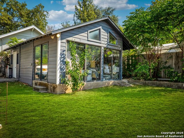 Listing photo id 25 for 240 Post Avenue