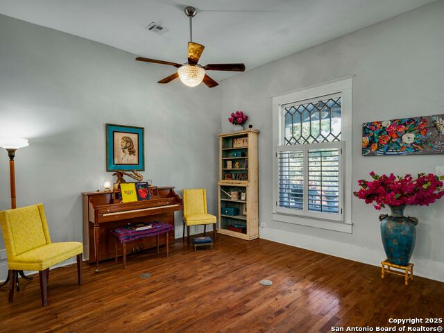 Listing photo id 3 for 240 Post Avenue