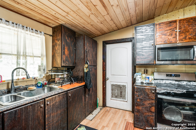 Listing photo id 9 for 470 Country Acres
