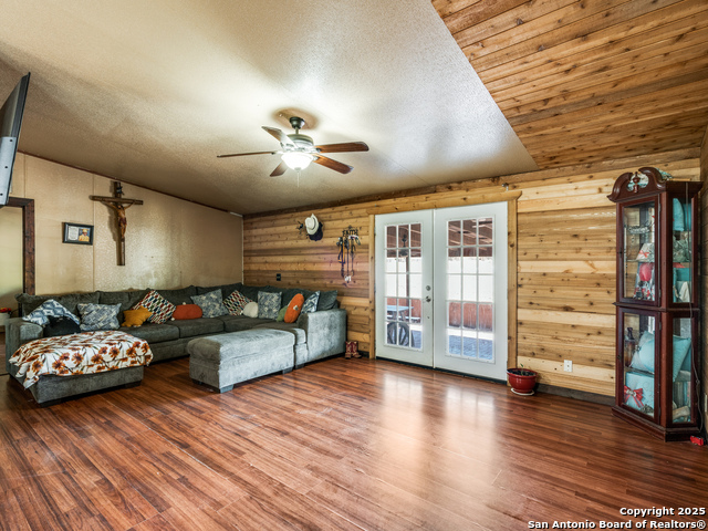 Listing photo id 6 for 470 Country Acres