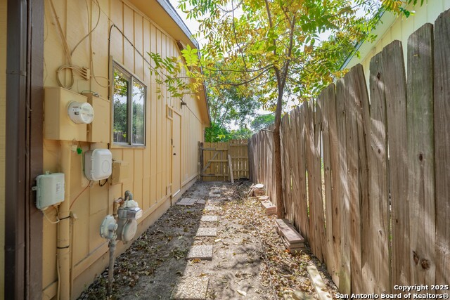 Listing photo id 32 for 10543 Big Mesa St