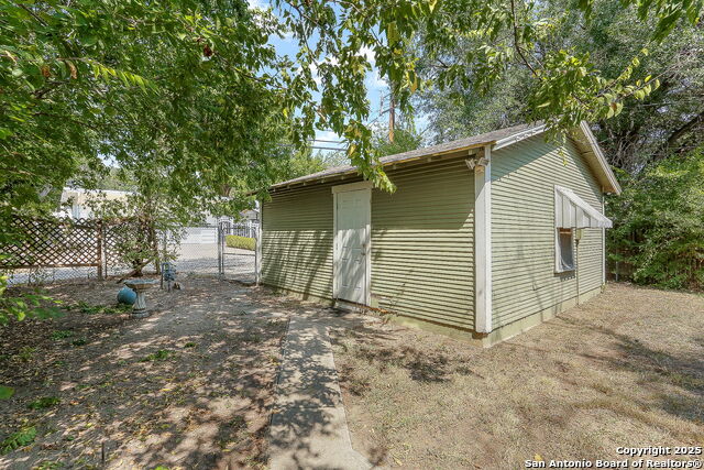 Listing photo id 14 for 111 Blue Bonnet