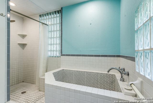 Image 16 of 28 For 117 Woodlawn W