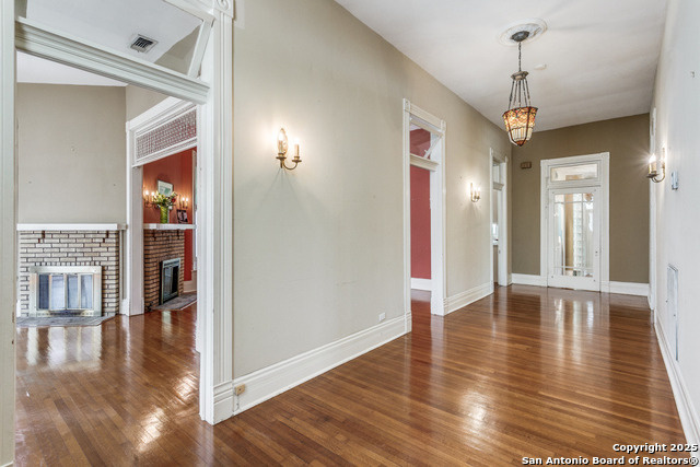 Image 4 of 28 For 117 Woodlawn W