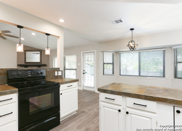 Image 8 of 17 For 14310 Briartrail