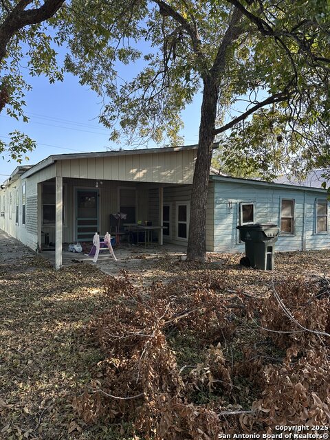 Listing photo id 8 for 549 Collins