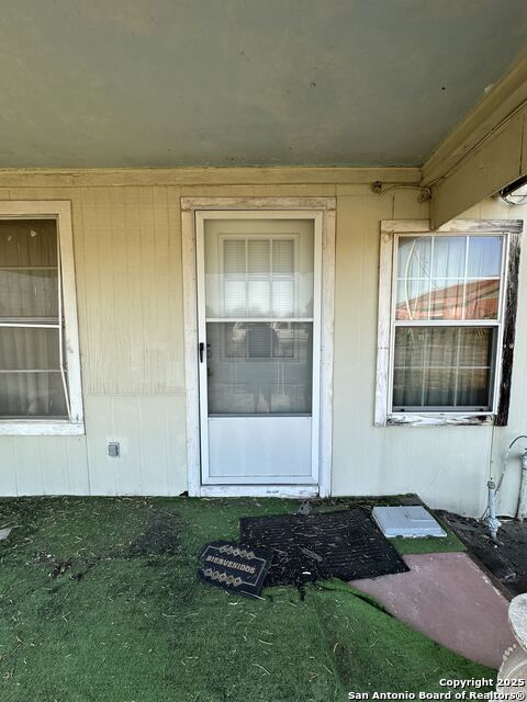 Listing photo id 9 for 549 Collins