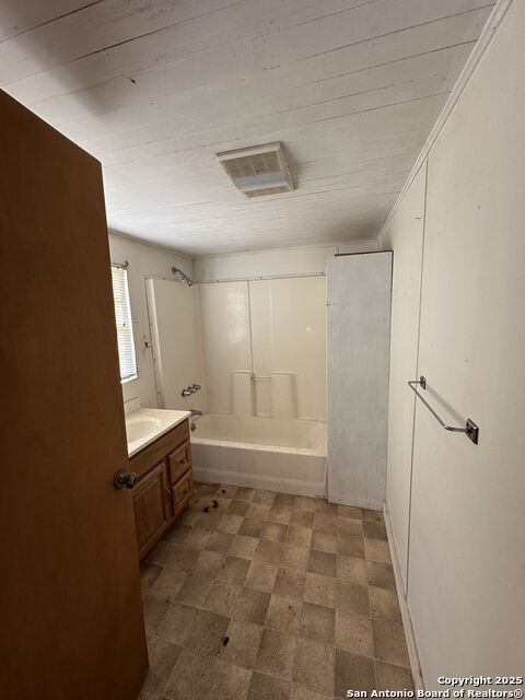 Listing photo id 10 for 549 Collins