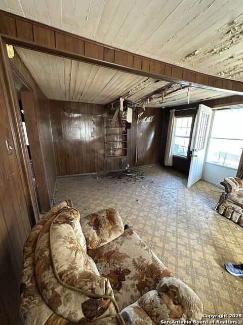 Listing photo id 11 for 549 Collins
