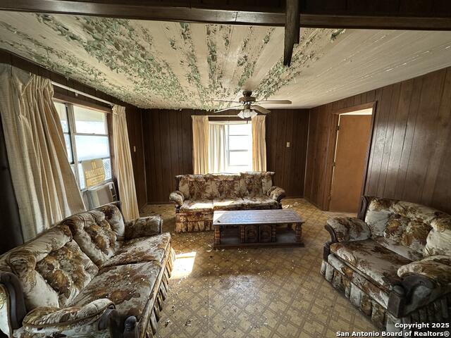 Listing photo id 13 for 549 Collins