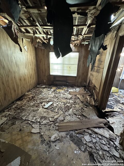 Listing photo id 15 for 549 Collins