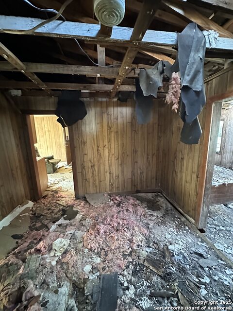 Listing photo id 16 for 549 Collins