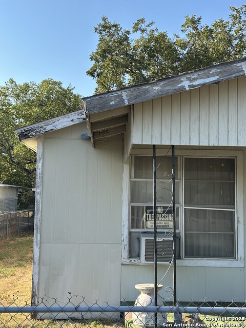 Listing photo id 0 for 549 Collins