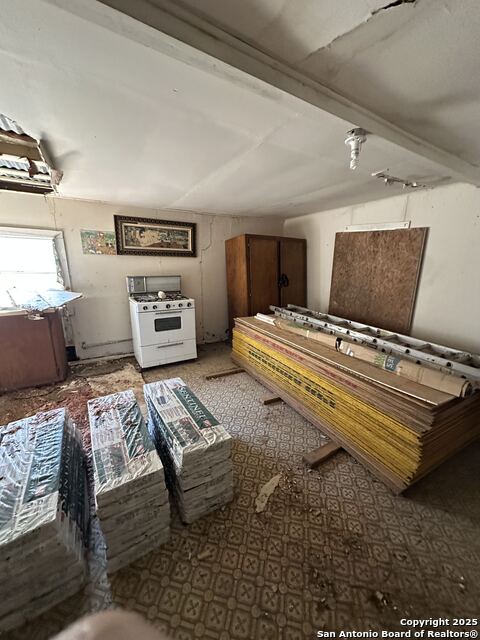 Listing photo id 21 for 549 Collins
