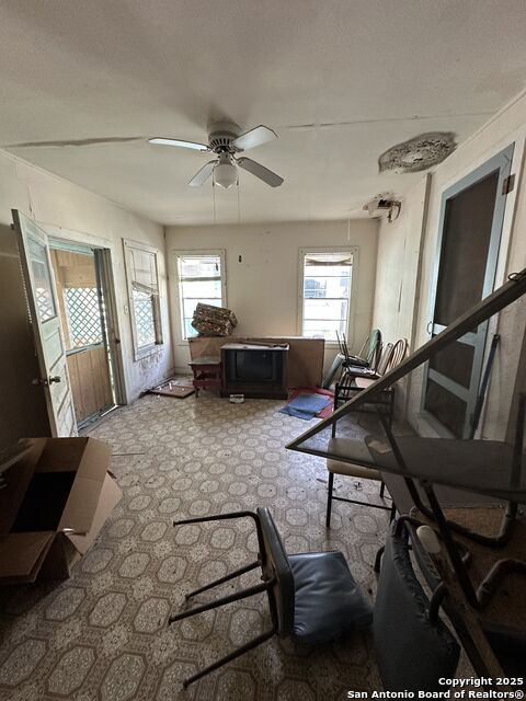 Listing photo id 25 for 549 Collins