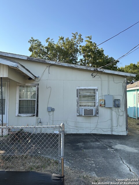 Listing photo id 2 for 549 Collins