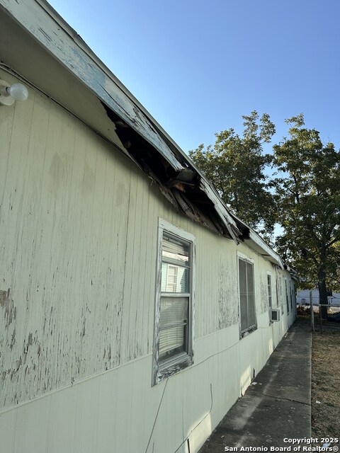 Listing photo id 3 for 549 Collins