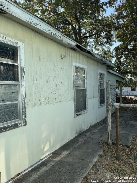 Listing photo id 5 for 549 Collins