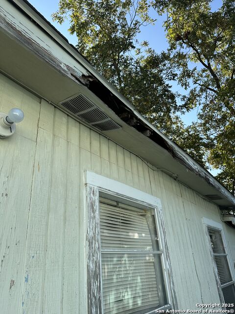 Listing photo id 6 for 549 Collins