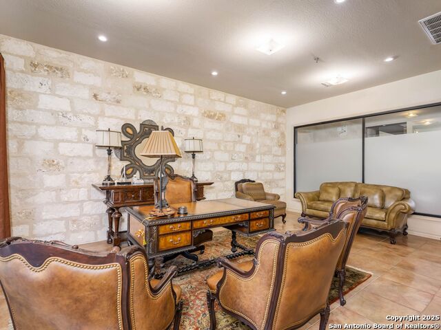 Listing photo id 18 for 5150 Loop 1604 N