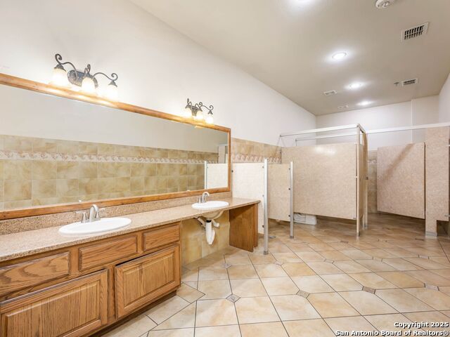 Listing photo id 39 for 5150 Loop 1604 N