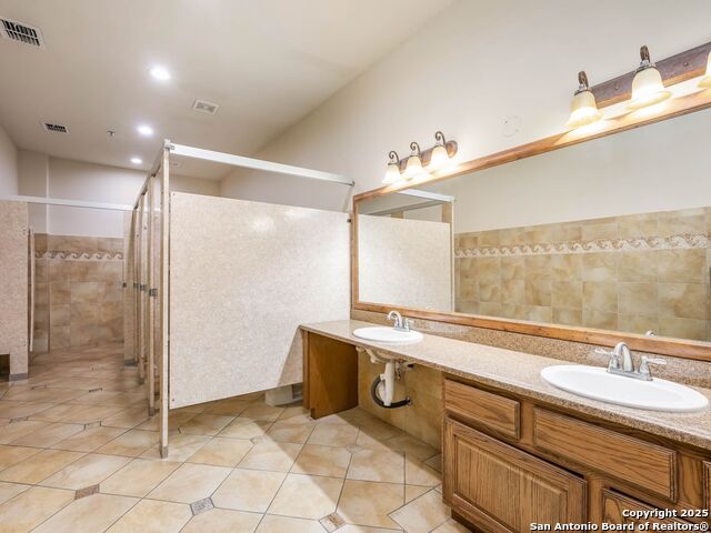 Listing photo id 40 for 5150 Loop 1604 N
