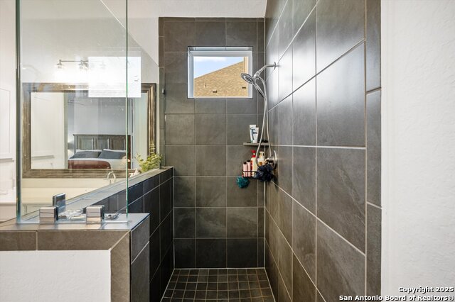 Image 26 of 31 For 411 Aurora Basin