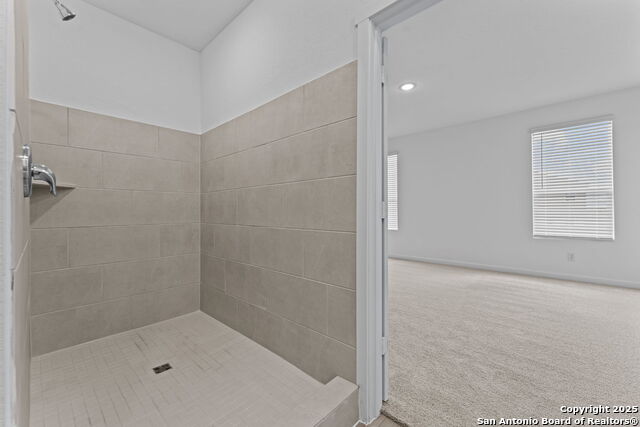 Listing photo id 9 for 716 Horsetail Ln