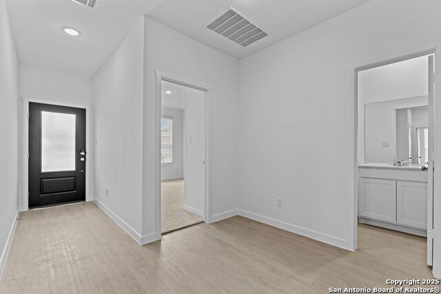 Listing photo id 11 for 716 Horsetail Ln