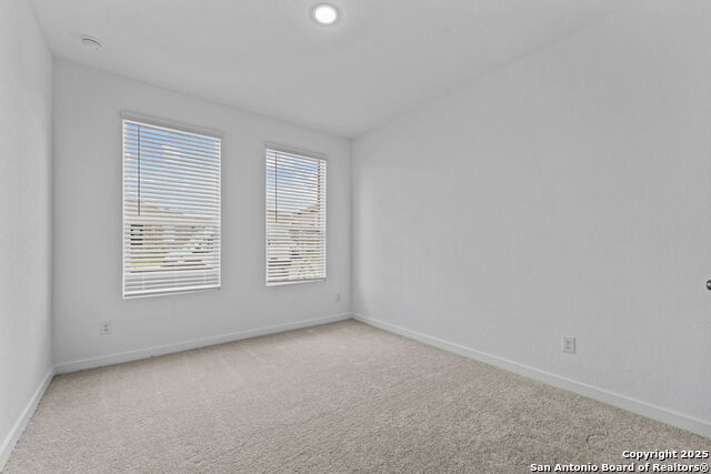 Listing photo id 12 for 716 Horsetail Ln