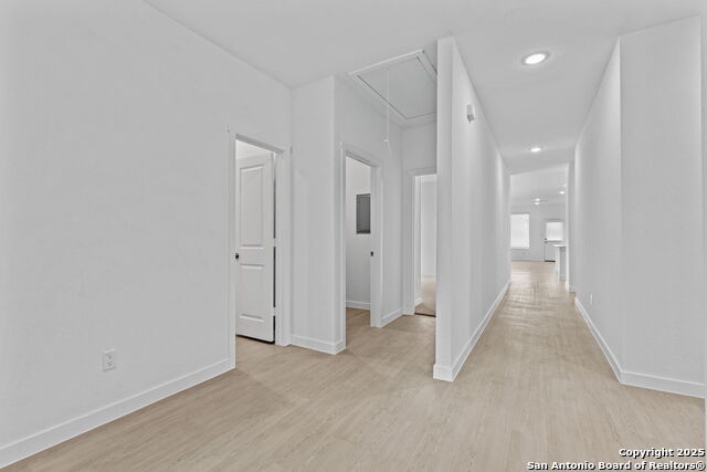 Listing photo id 14 for 716 Horsetail Ln