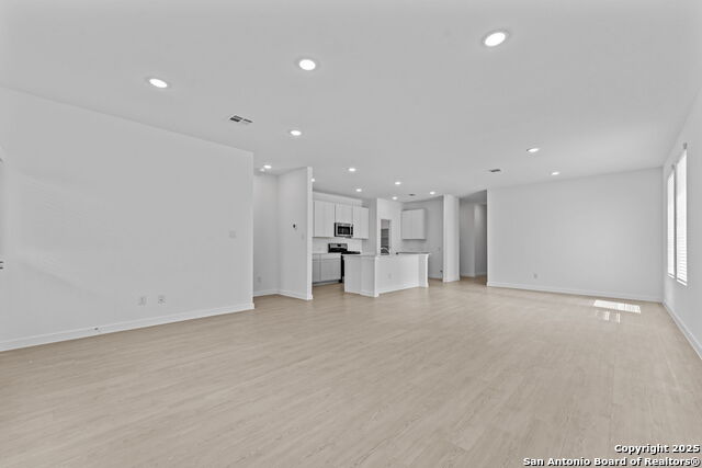 Listing photo id 3 for 716 Horsetail Ln