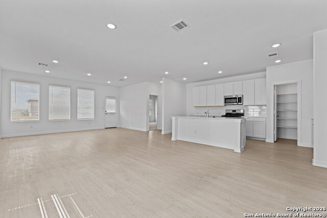 Listing photo id 4 for 716 Horsetail Ln