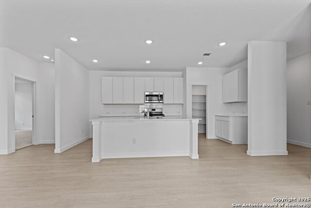 Listing photo id 5 for 716 Horsetail Ln