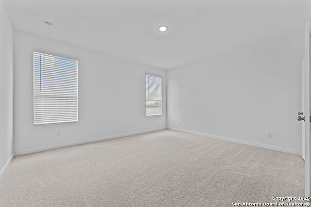 Listing photo id 6 for 716 Horsetail Ln