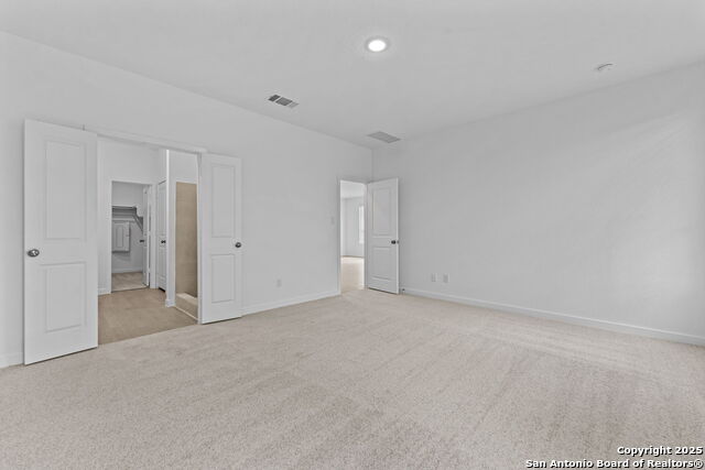 Listing photo id 7 for 716 Horsetail Ln