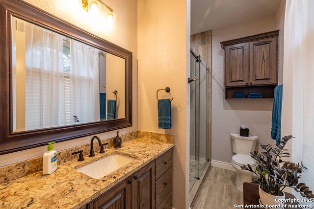 Image 24 of 39 For 302 Paradise Point Dr