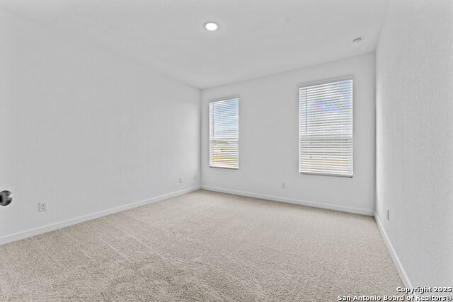 Listing photo id 8 for 724 Horsetail Ln