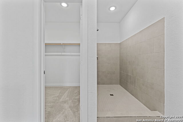 Listing photo id 12 for 724 Horsetail Ln