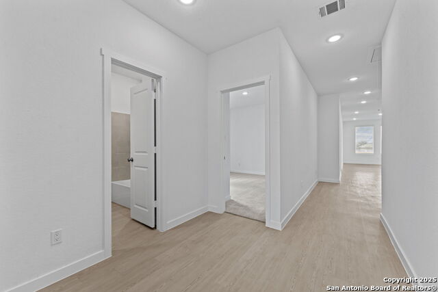 Listing photo id 13 for 724 Horsetail Ln