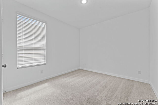 Listing photo id 14 for 724 Horsetail Ln