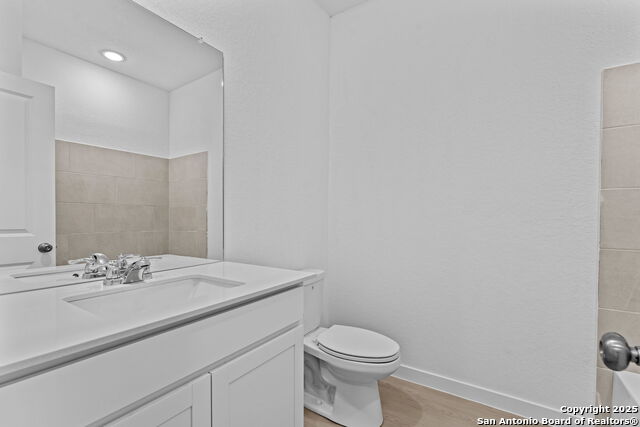 Listing photo id 16 for 724 Horsetail Ln