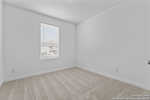 Listing photo id 18 for 724 Horsetail Ln