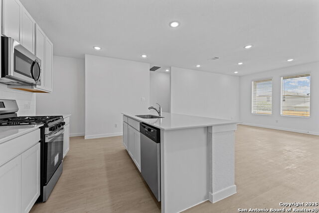 Listing photo id 1 for 724 Horsetail Ln