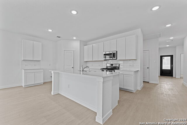 Listing photo id 2 for 724 Horsetail Ln