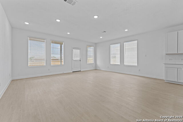 Listing photo id 3 for 724 Horsetail Ln