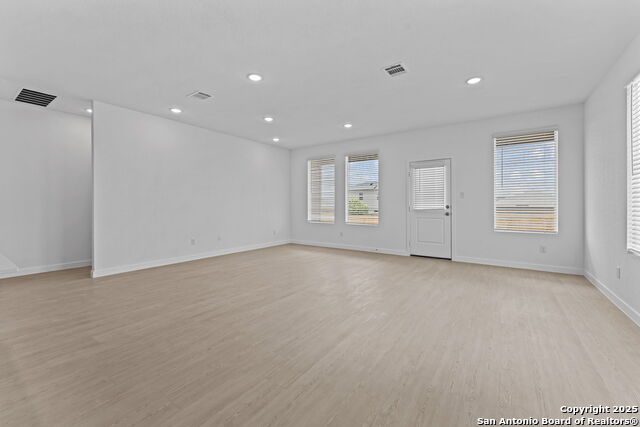 Listing photo id 4 for 724 Horsetail Ln