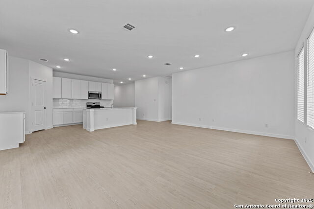 Listing photo id 5 for 724 Horsetail Ln